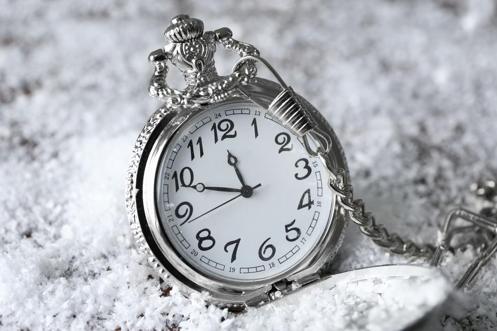 9 часов снег. Зимний будильник. Часы зима. Зима часы снег. Часы зим.